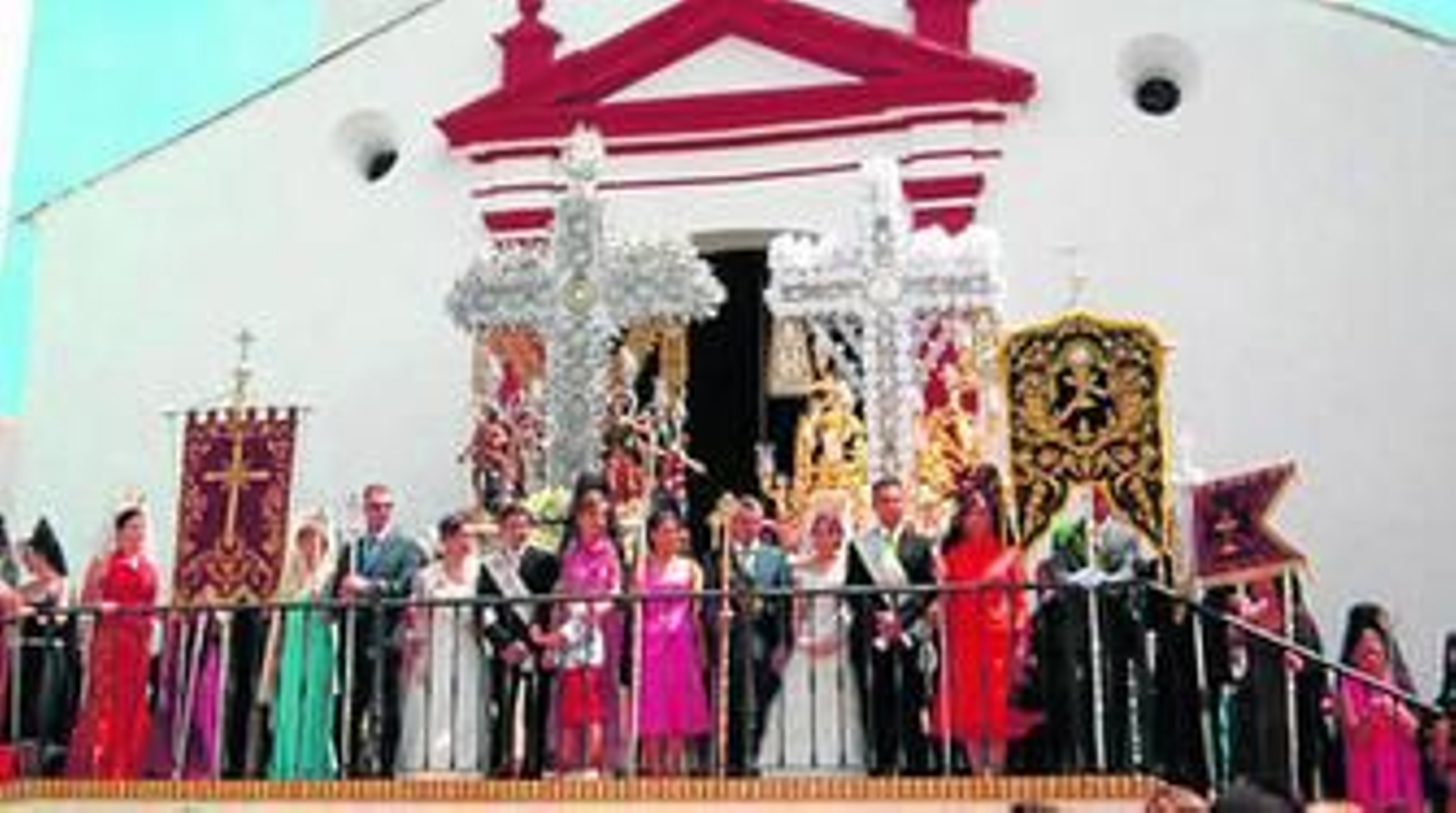 Las cruces ante la iglesia de Berrocal. Las cruces ante la iglesia de Berrocal.