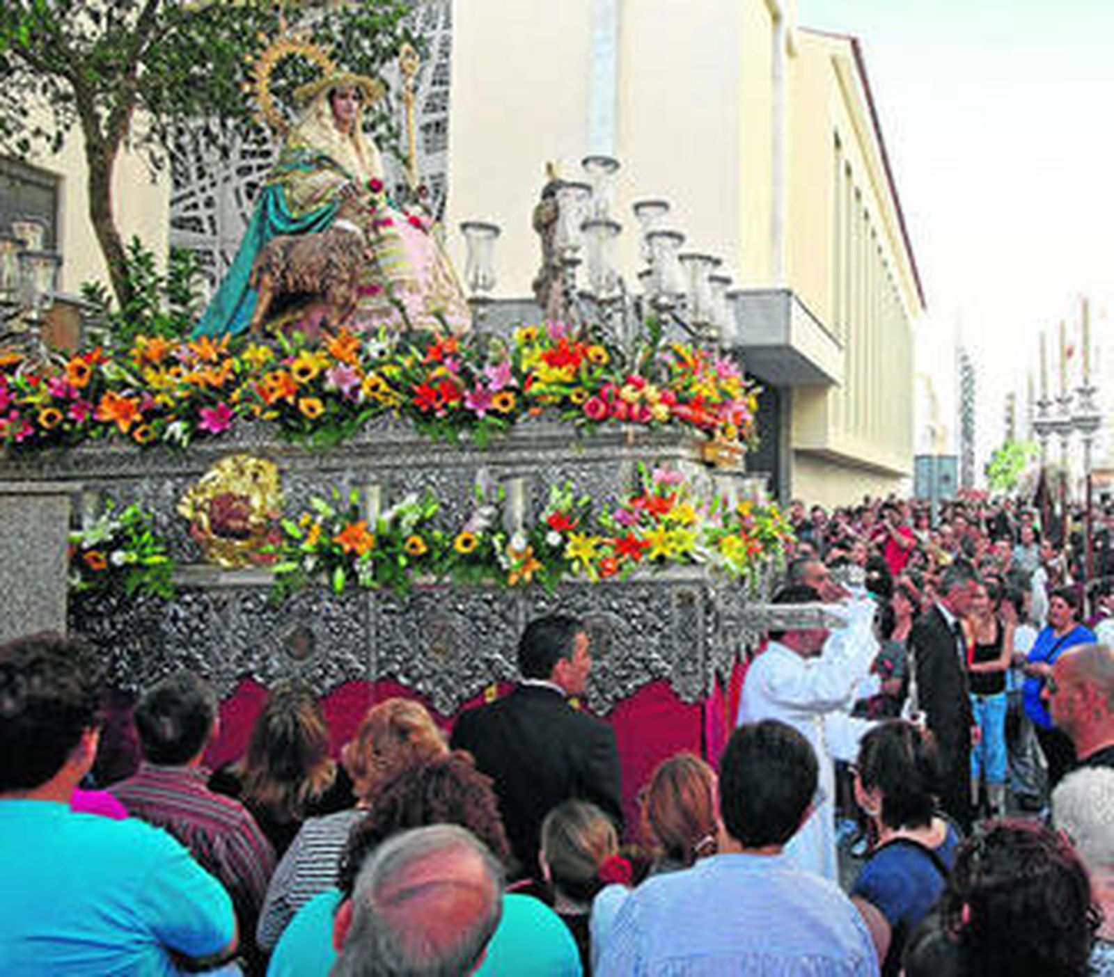 La Madre del Buen Pastor, saliendo del colegio de la calle Trille donde radica la cofradía.