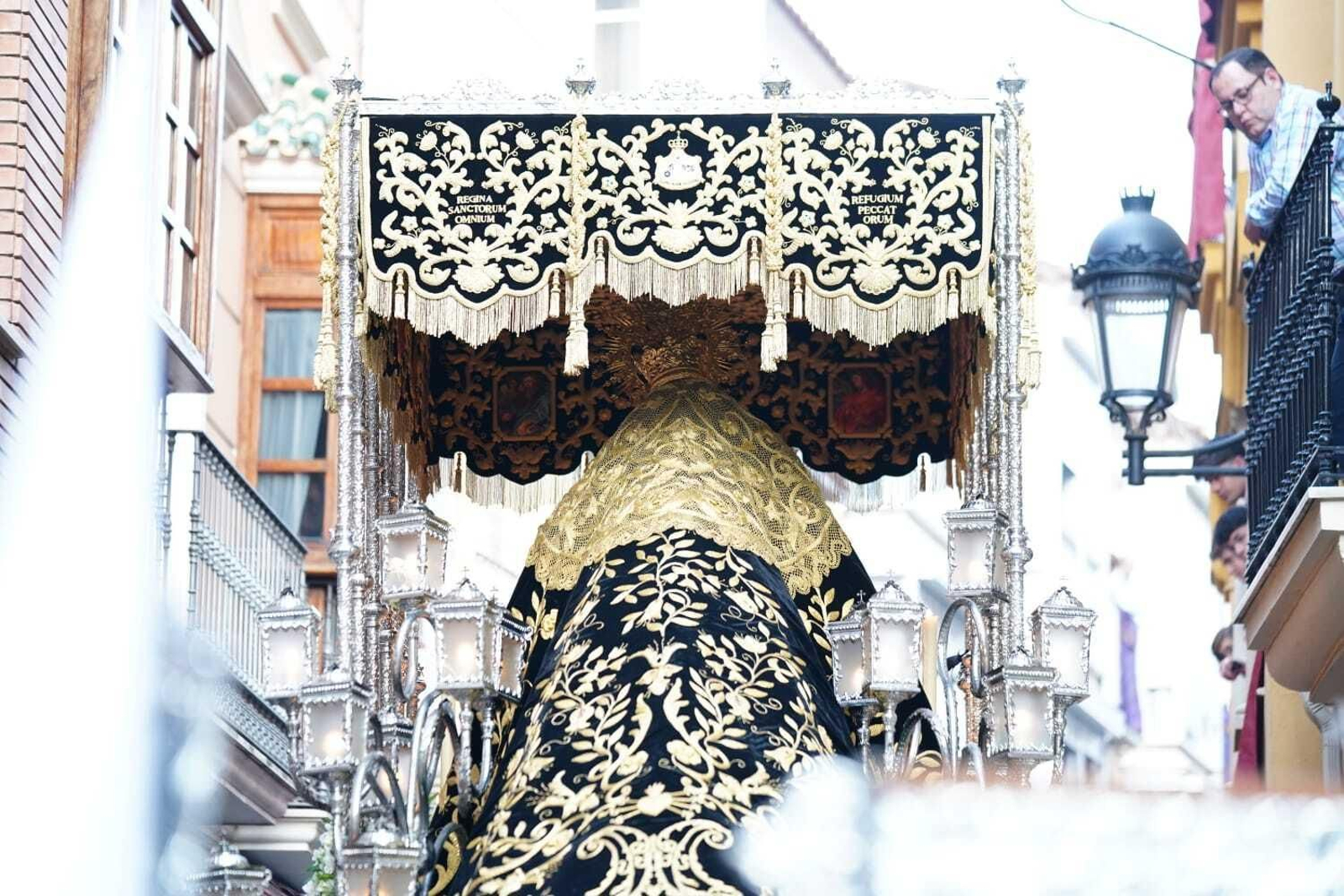 Martes Santo en Lucena: Las procesiones del Carmen, Servitas y Amor y Paz, en imágenes