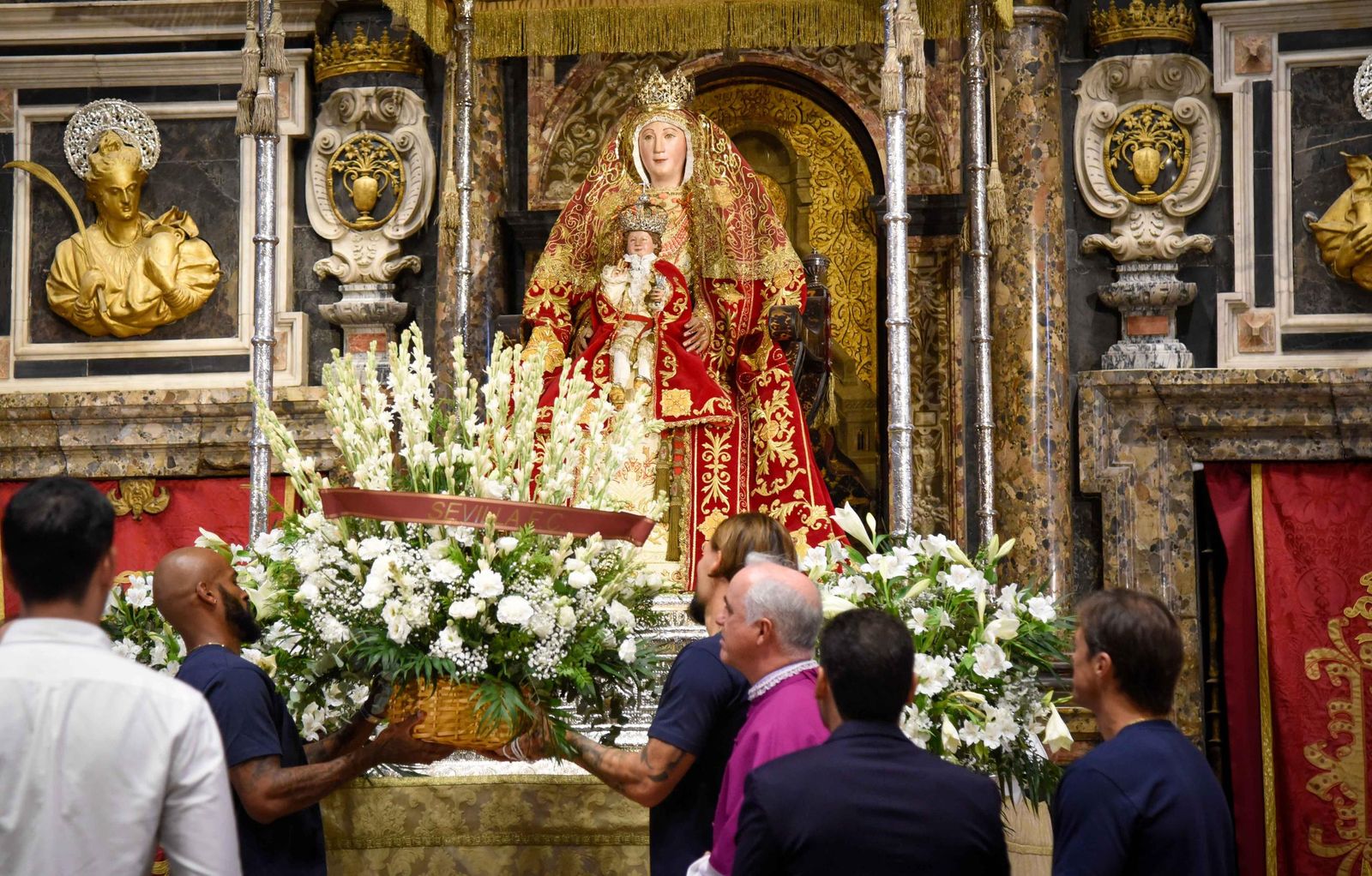 Ofrenda floral del Sevilla a la Virgen de los Reyes