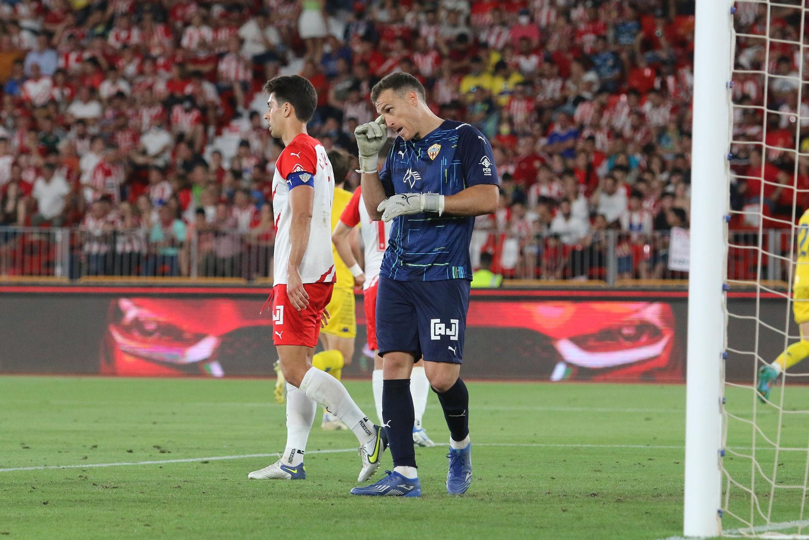 Las imágenes de la decepción de los aficionados del Almería