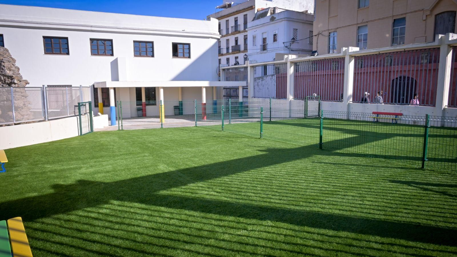 Patio exterior de la Escuela Municipal Infantil de Santa María de Cádiz.