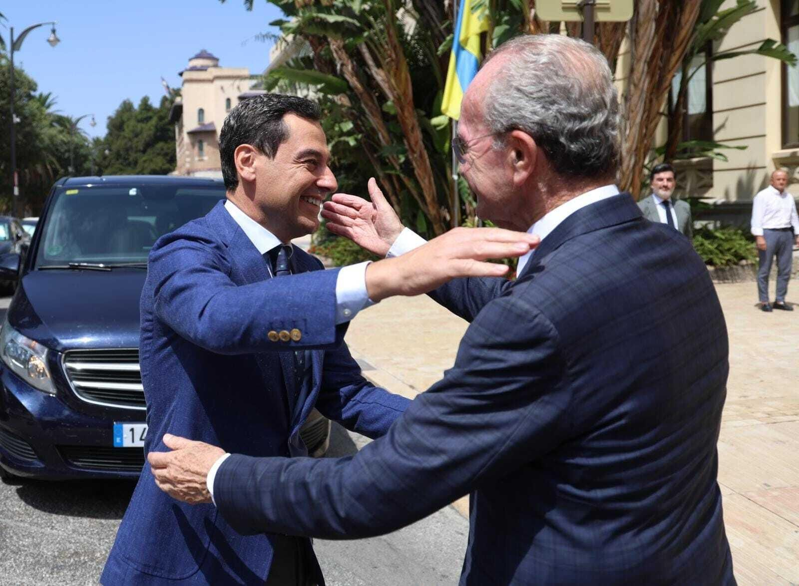 Moreno y De la torre se abrazan a la llegada del primero al Ayuntamiento.