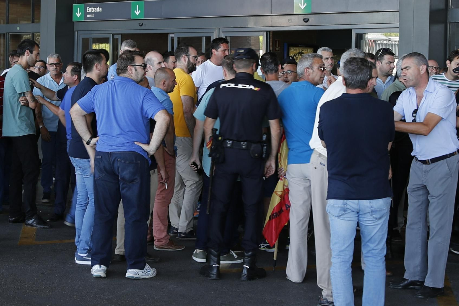 Imágenes de la asamblea de los taxistas de Sevilla en Santa Justa
