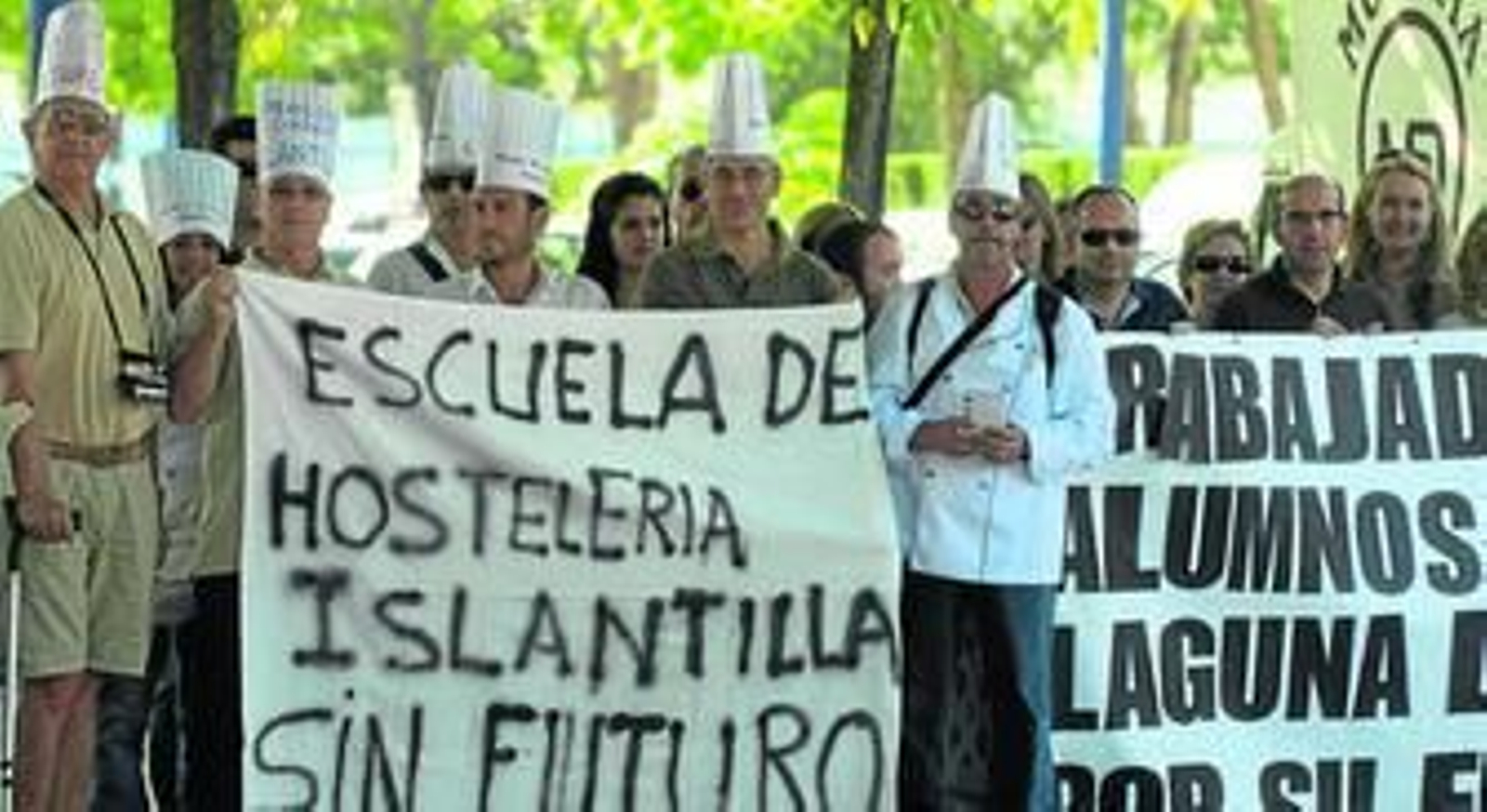 Protesta de los trabajadores de la Escuela de Hostelería en Islantilla el pasado mes de julio en Sevilla.
