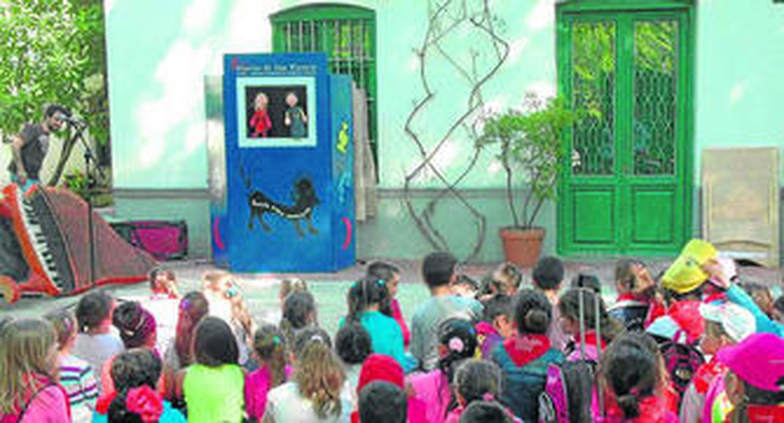 Los participantes se dividen en grupos de 100 niños que rotan en varios talleres.