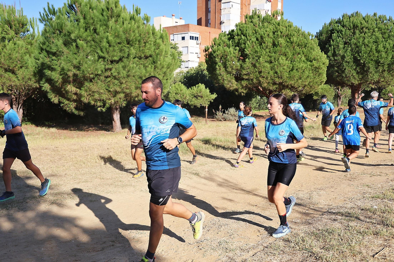Imágenes de un entrenamiento de marcha nórdica del CD Multideportes