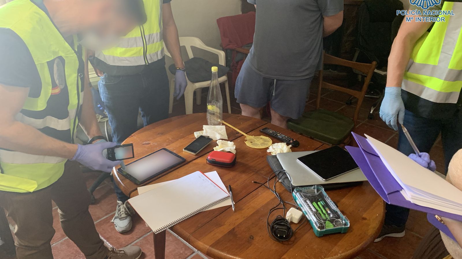 Policías nacionales, durante el registro de la vivienda del presunto pedófilo.