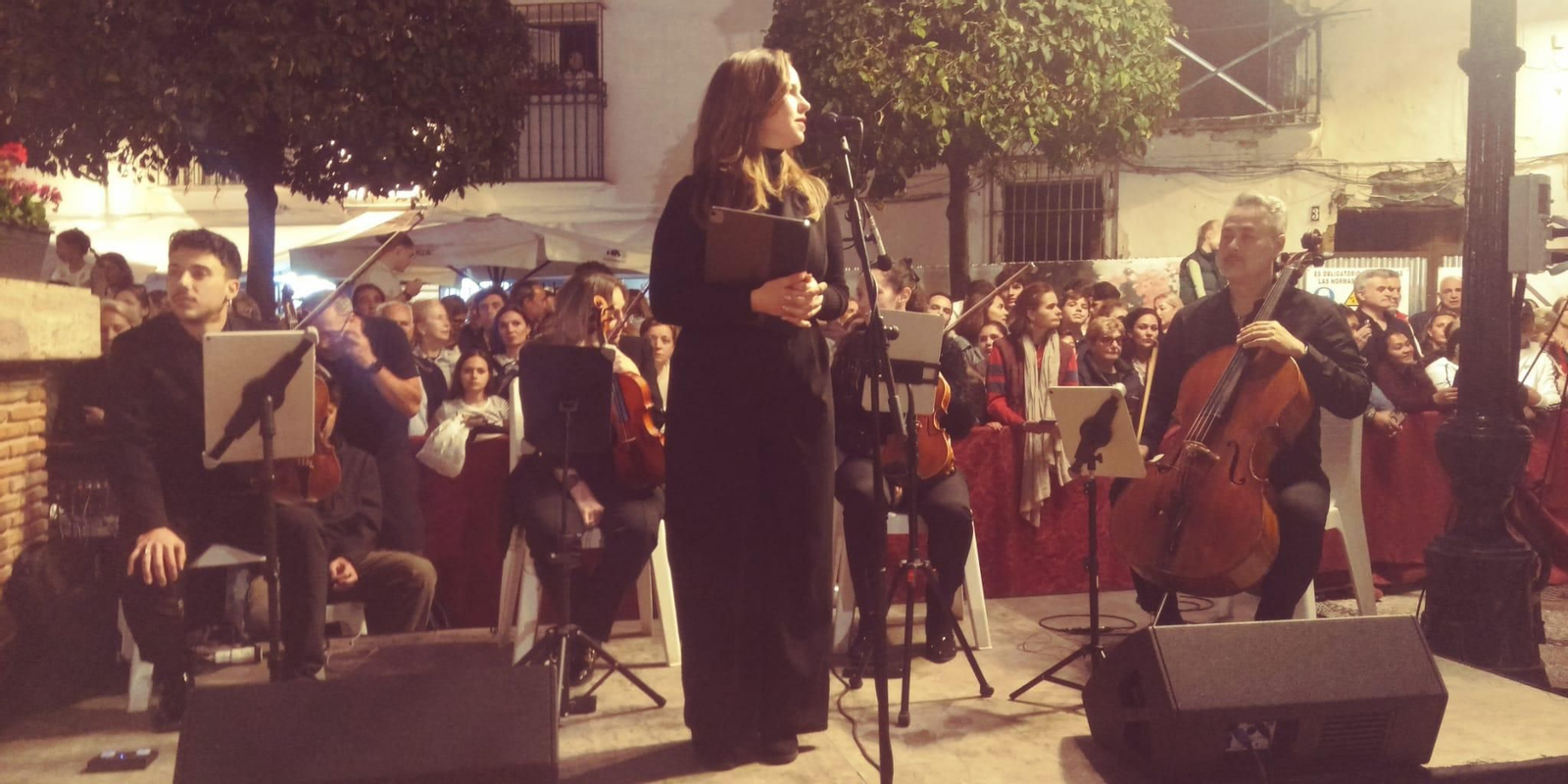 Luto y silencio al paso del yacente en Marbella