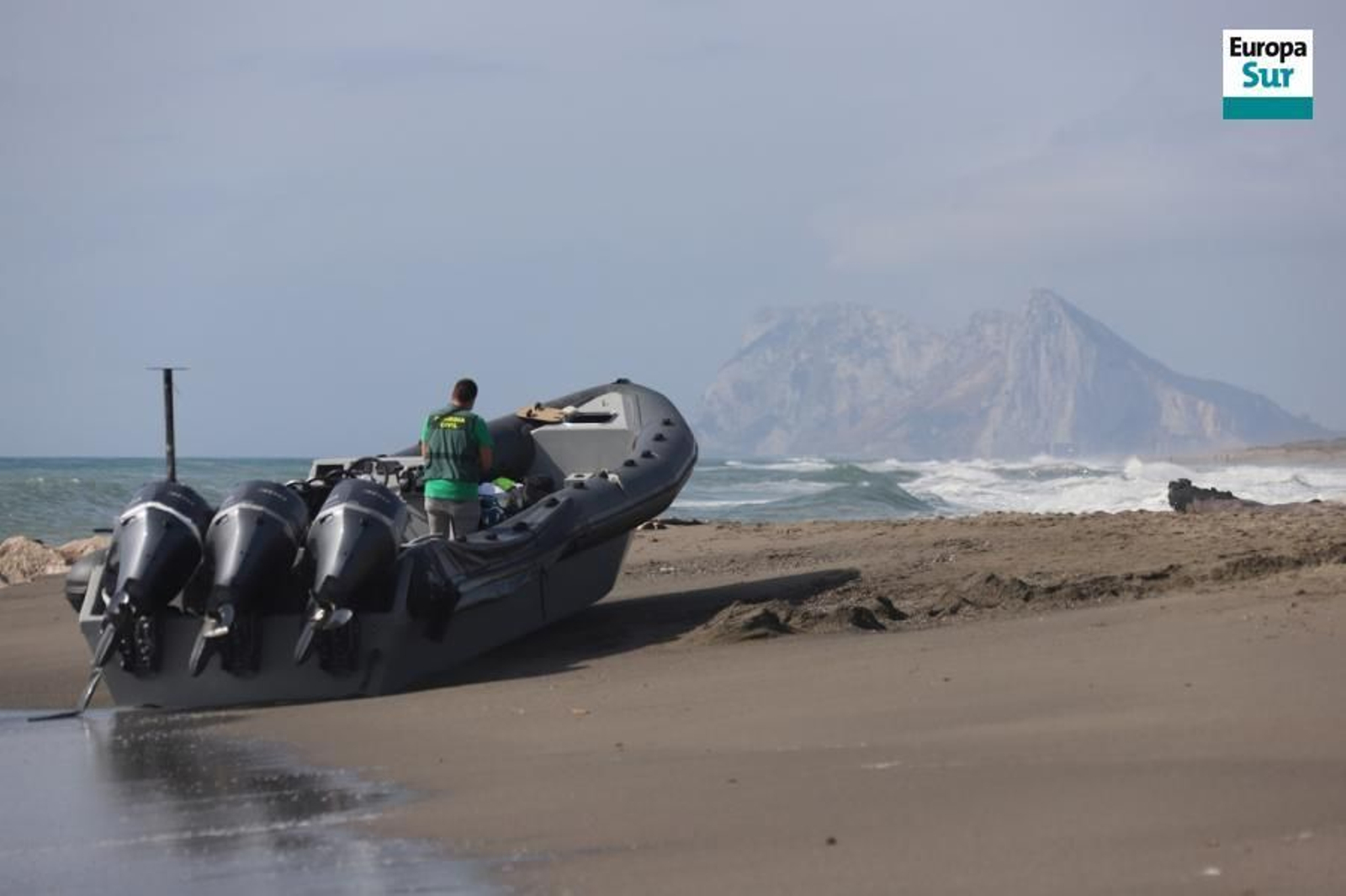 Un guardia civil custodia la narcolancha intervenida en Sotogrande.