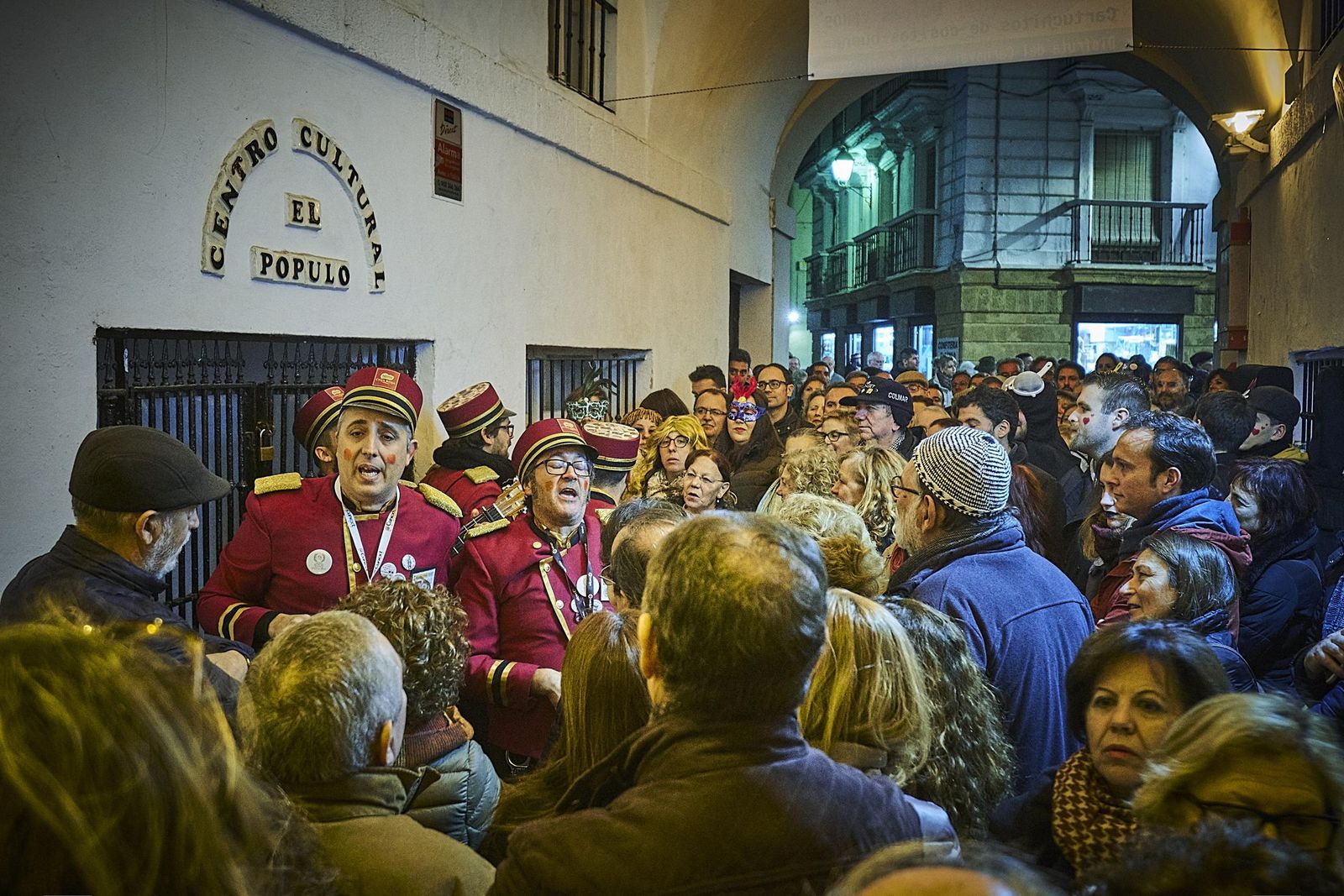 Agrupación ilegal en las calles de Cádiz durante el carnaval de 2018.