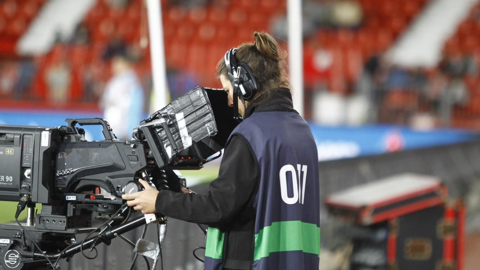 Un operador de cámara, presente en el Estadio de los Juegos Mediterráneos.