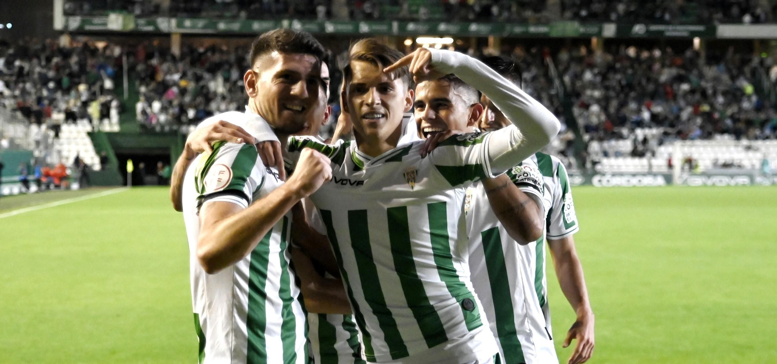 Toril y Álex Sala festejan al gol del triunfo en el Córdoba CF - Recreativo. Toril y Álex Sala festejan al gol del triunfo en el Córdoba CF - Recreativo.