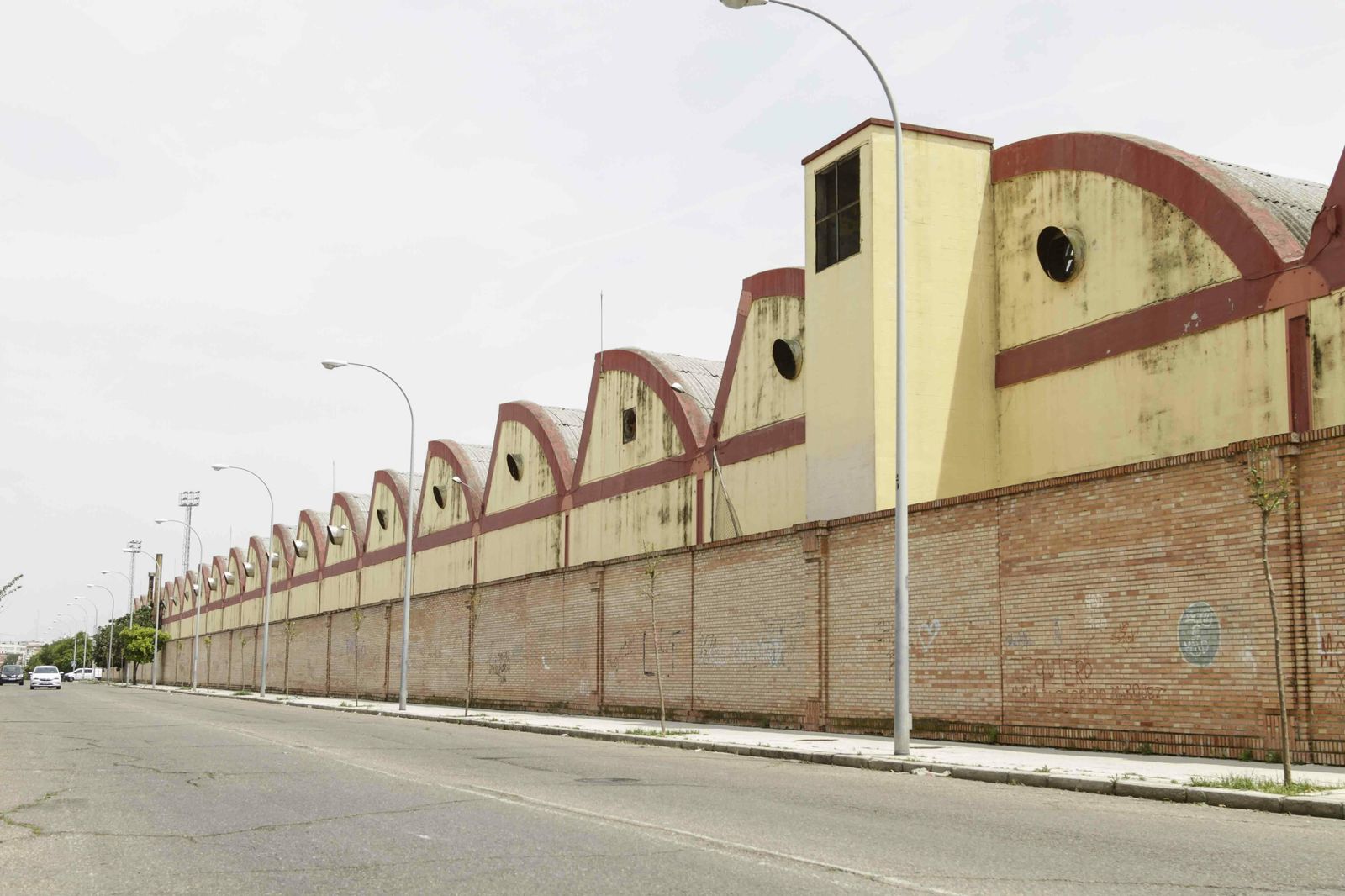 Un coche y una moto coinciden en la entrada principal de las antiguas naves de Hytasa.