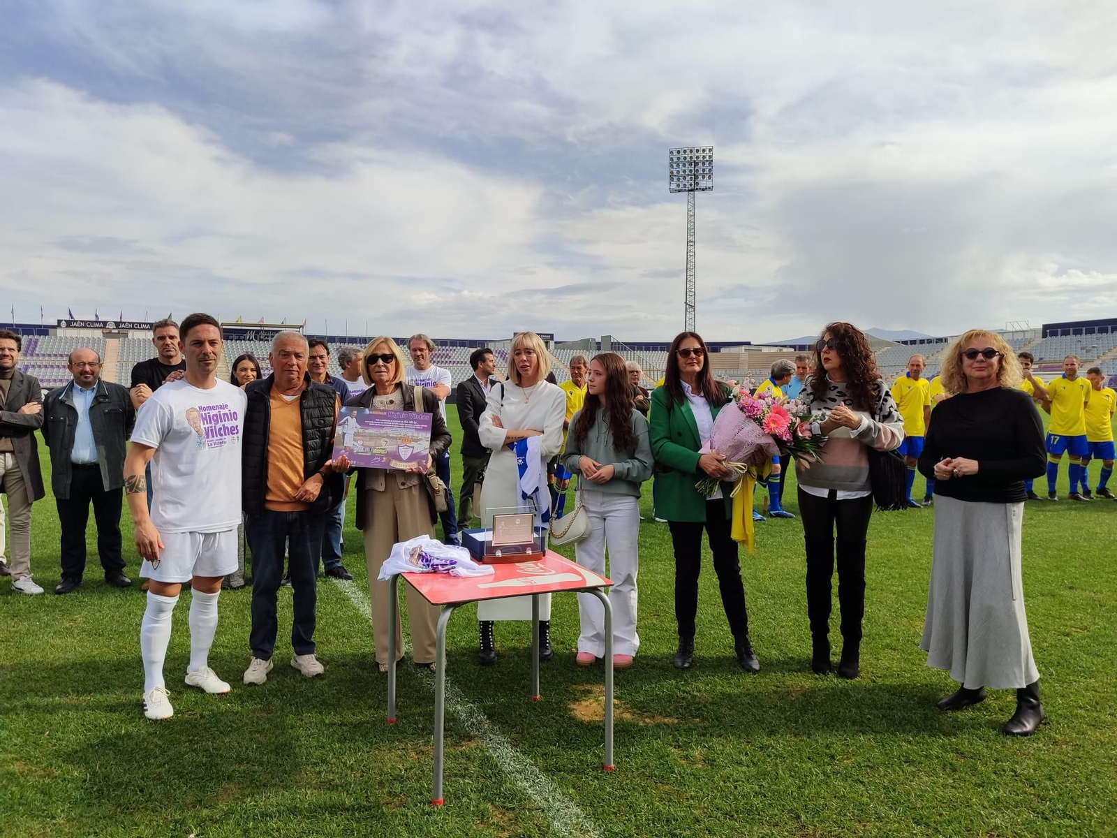 Entrega de obsequios por parte de la comisión organizadora.