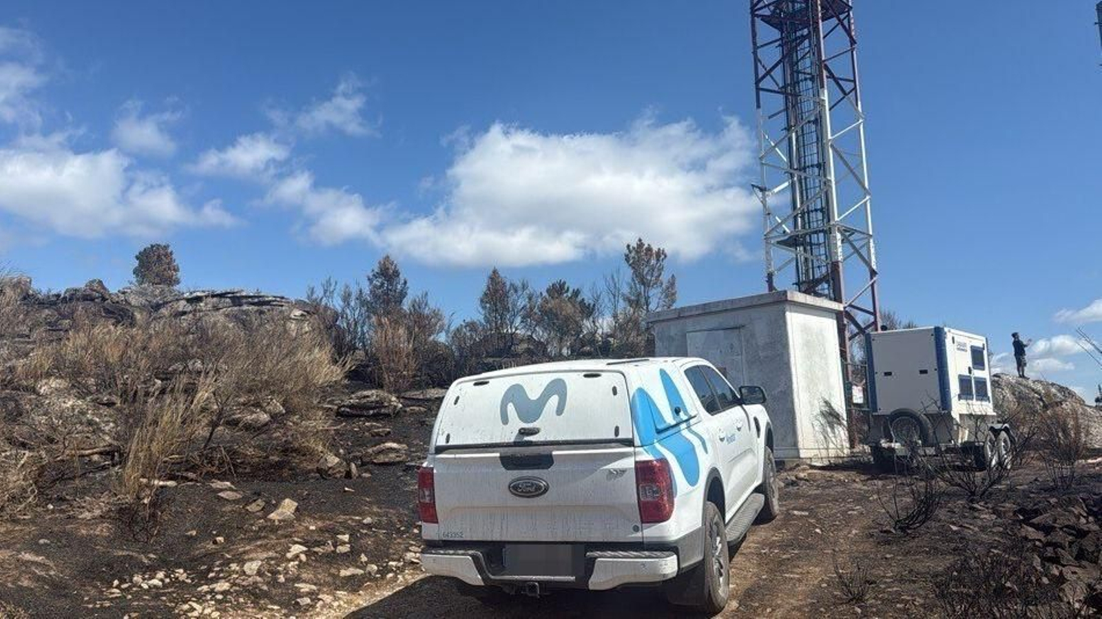 Técnicos del área de Operaciones de Telefónica España trabajan en un emisor de señal en zonas incendiadas.