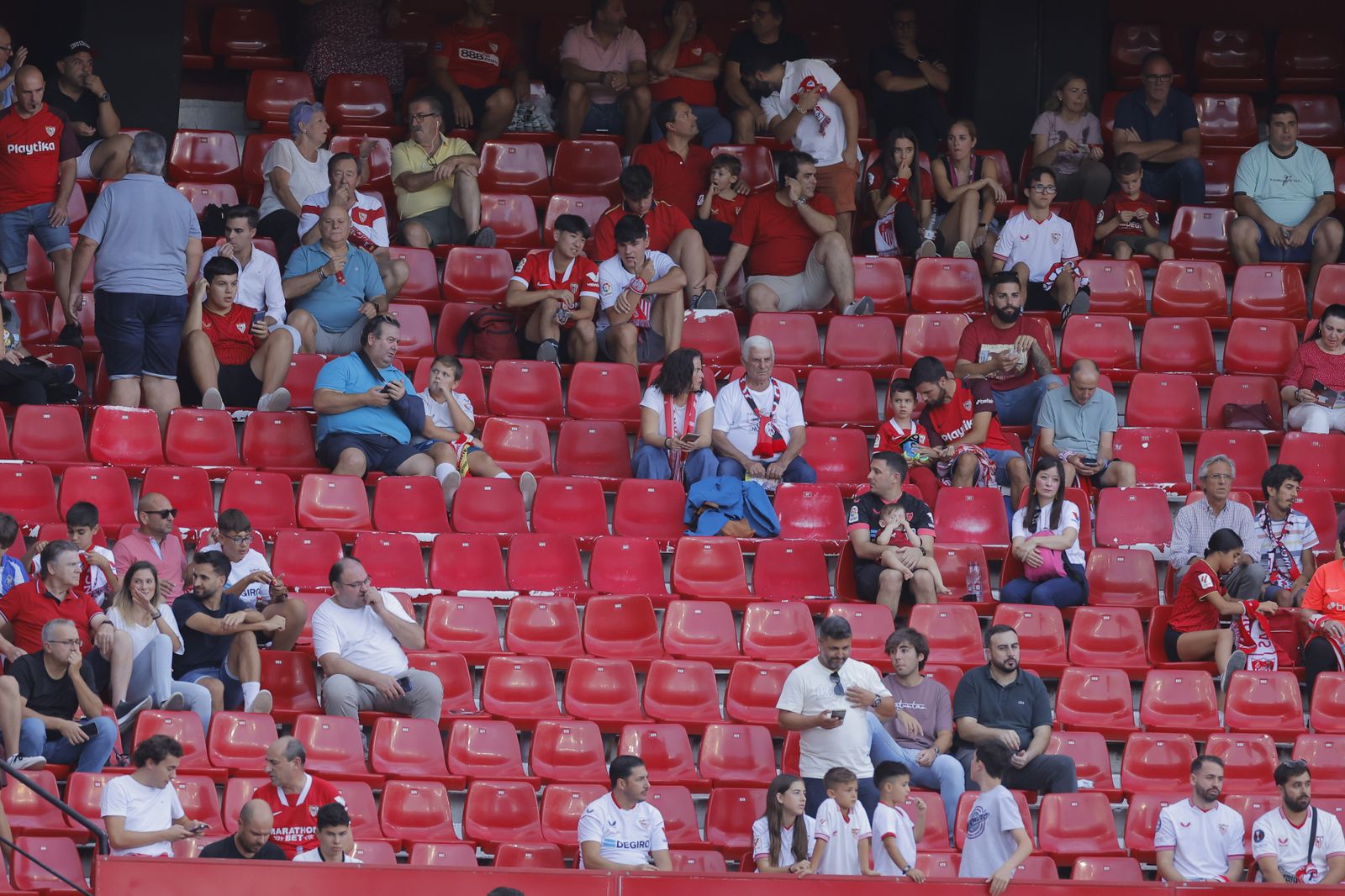 Búscate en las fotos del Sevilla-Almería