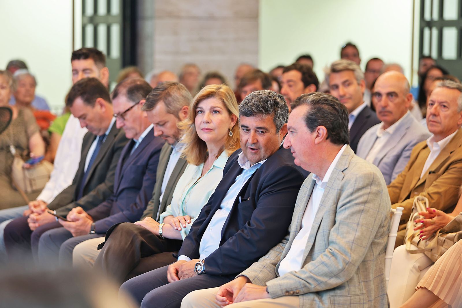 Imágenes de la celebración del primer aniversario del Gobierno Local de Pilar Miranda en el consistorio onubense.