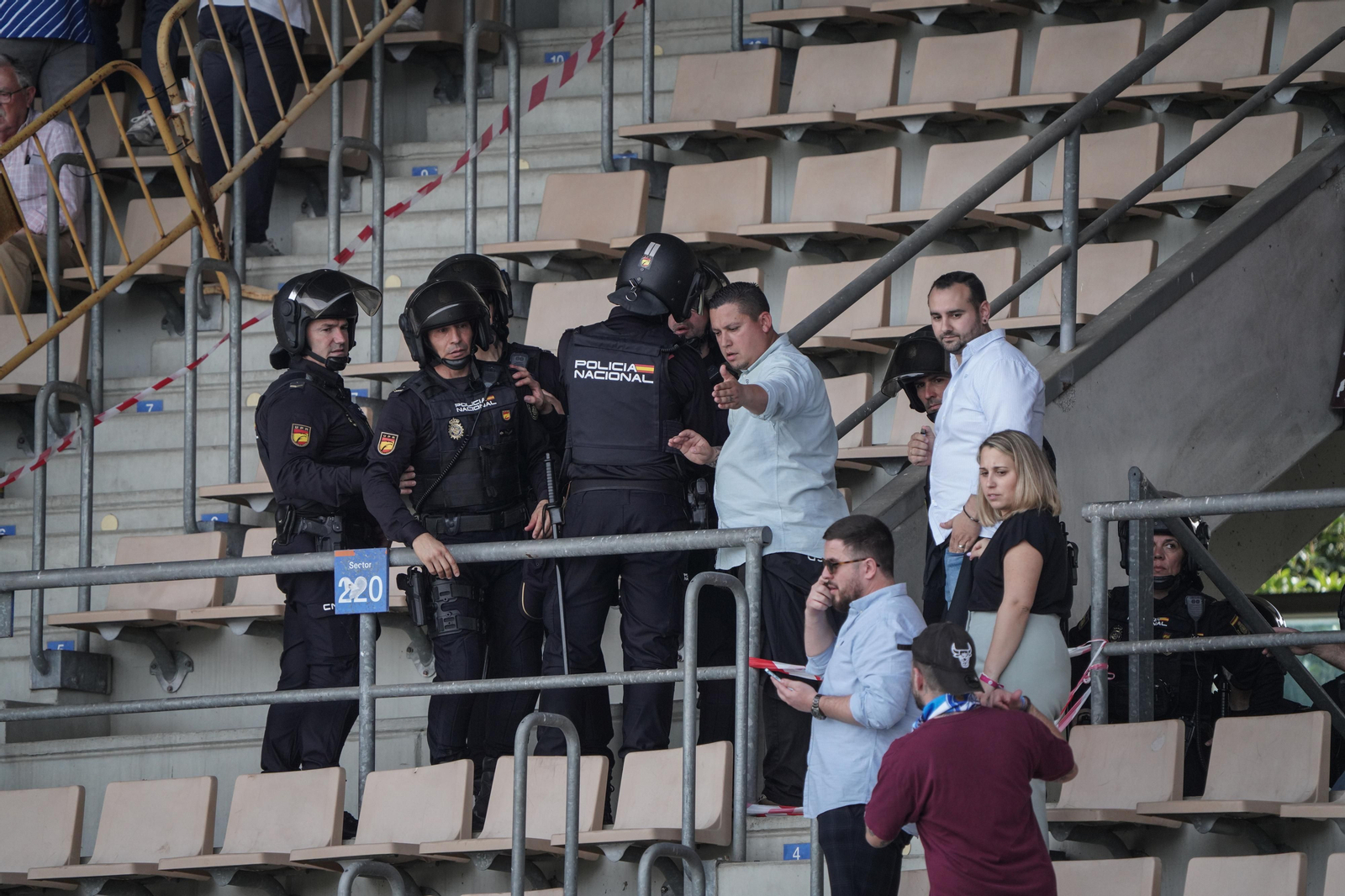 Imágenes del gran despliegue policial en Jerez durante el derbi
