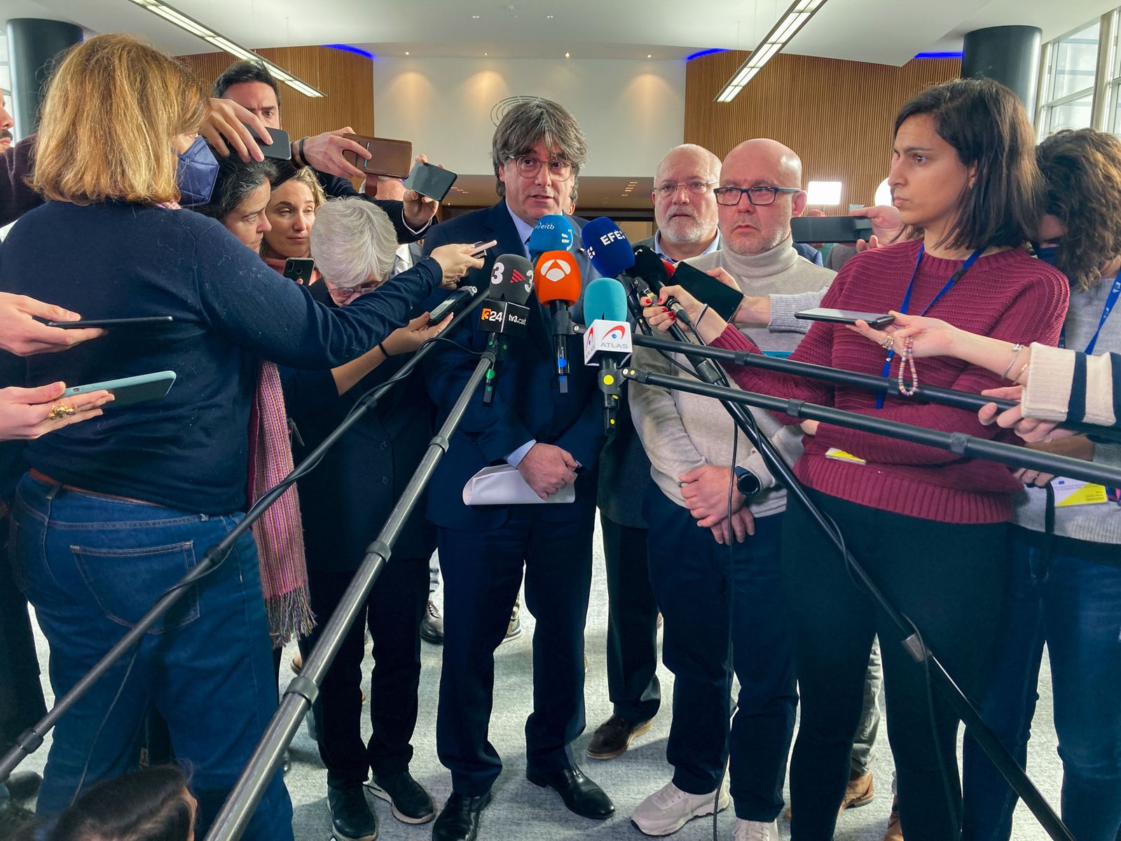 El expresidente catalán Carles Puigdemont declara ante la prensa sobre la sentencia del Tribunal de Justicia de la Unión Europea, este martes en Bruselas