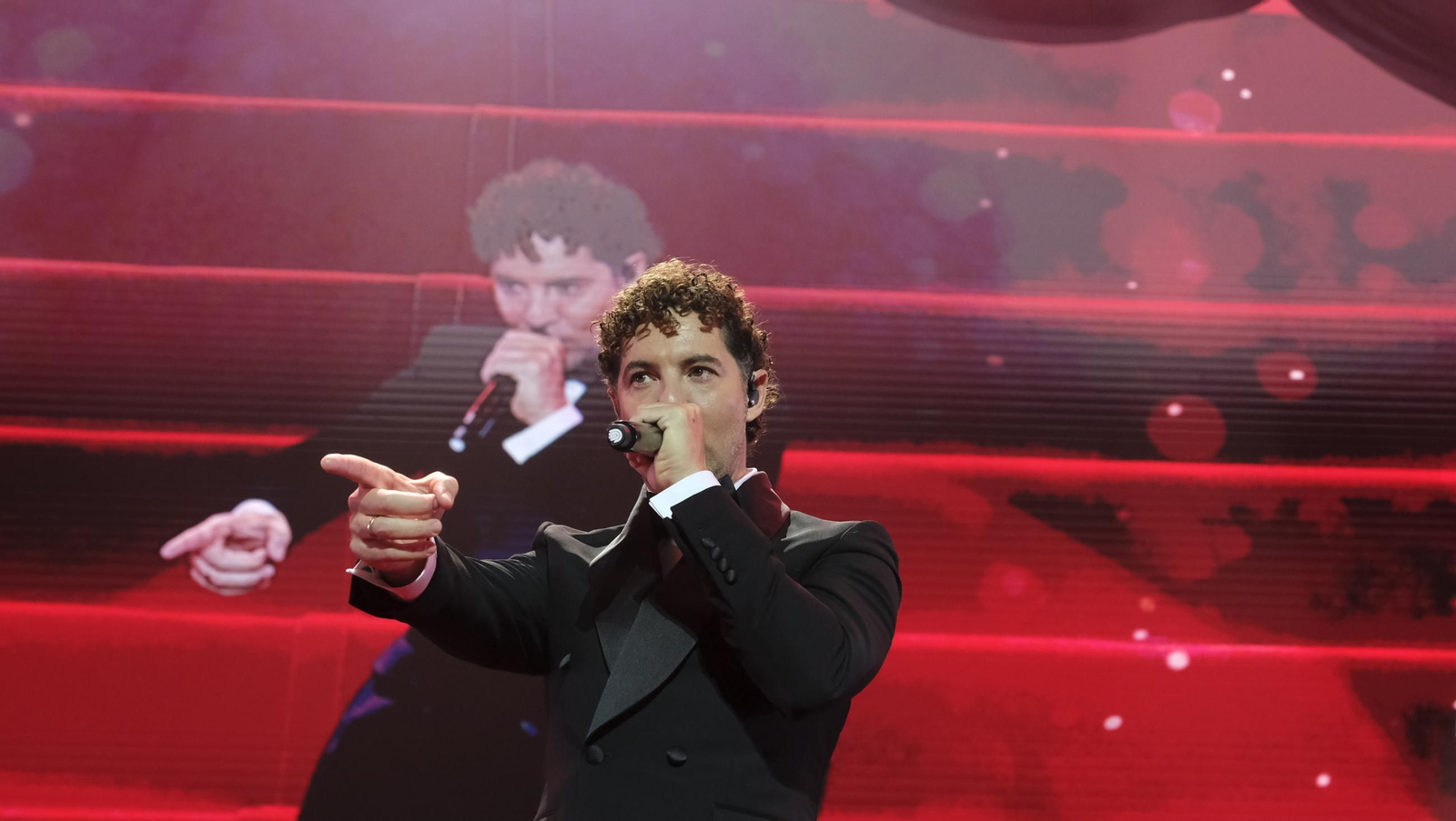 David Bisbal enamora a su Almería en el inicio de la gira 'Todo es Posible en Navidad', en fotografías