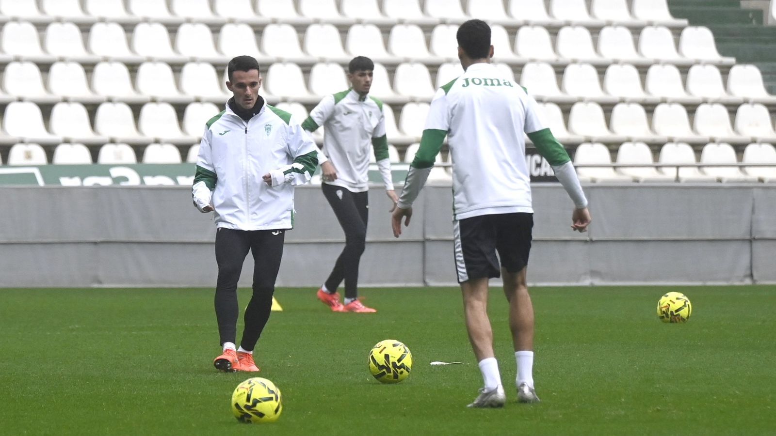 Diego Bri golpea el balón en un entrenamiento del Córdoba CF en El Arcángel.