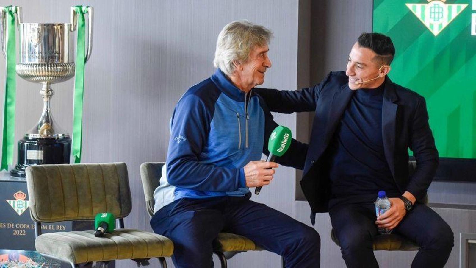 Manuel Pellegrini y Andrés Guardado se abrazan en la despedida del mexicano