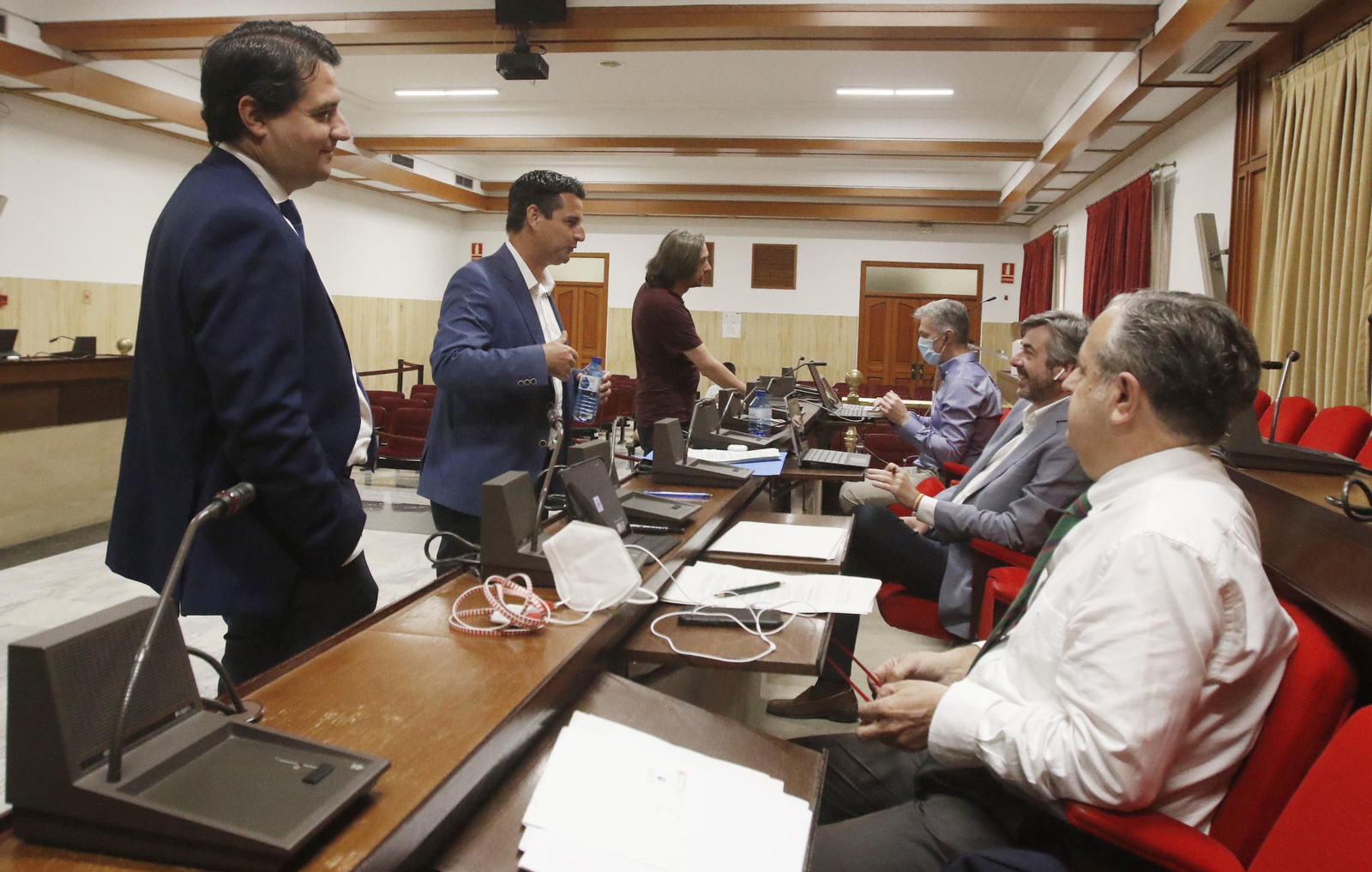 El alcalde, José María Bellido, habla con el edil Salvador Fuentes.