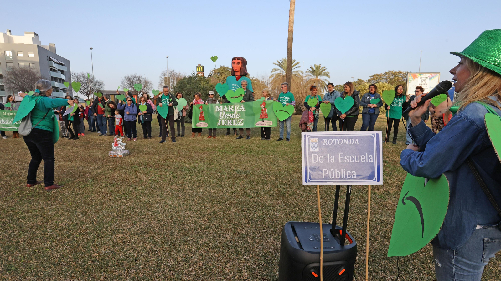 Concentración de Marea Verde Jerez para nombrar a la rotonda de la Escuela Pública en La Granja Concentración de Marea Verde Jerez para nombrar a la rotonda de la Escuela Pública en La Granja