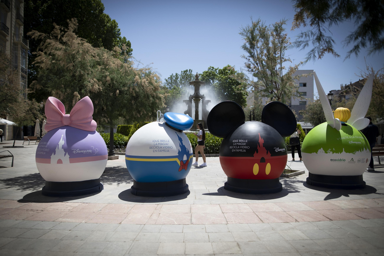 Contenedores personalizados de Disney para concienciar a los niños de Granada sobre el reciclaje