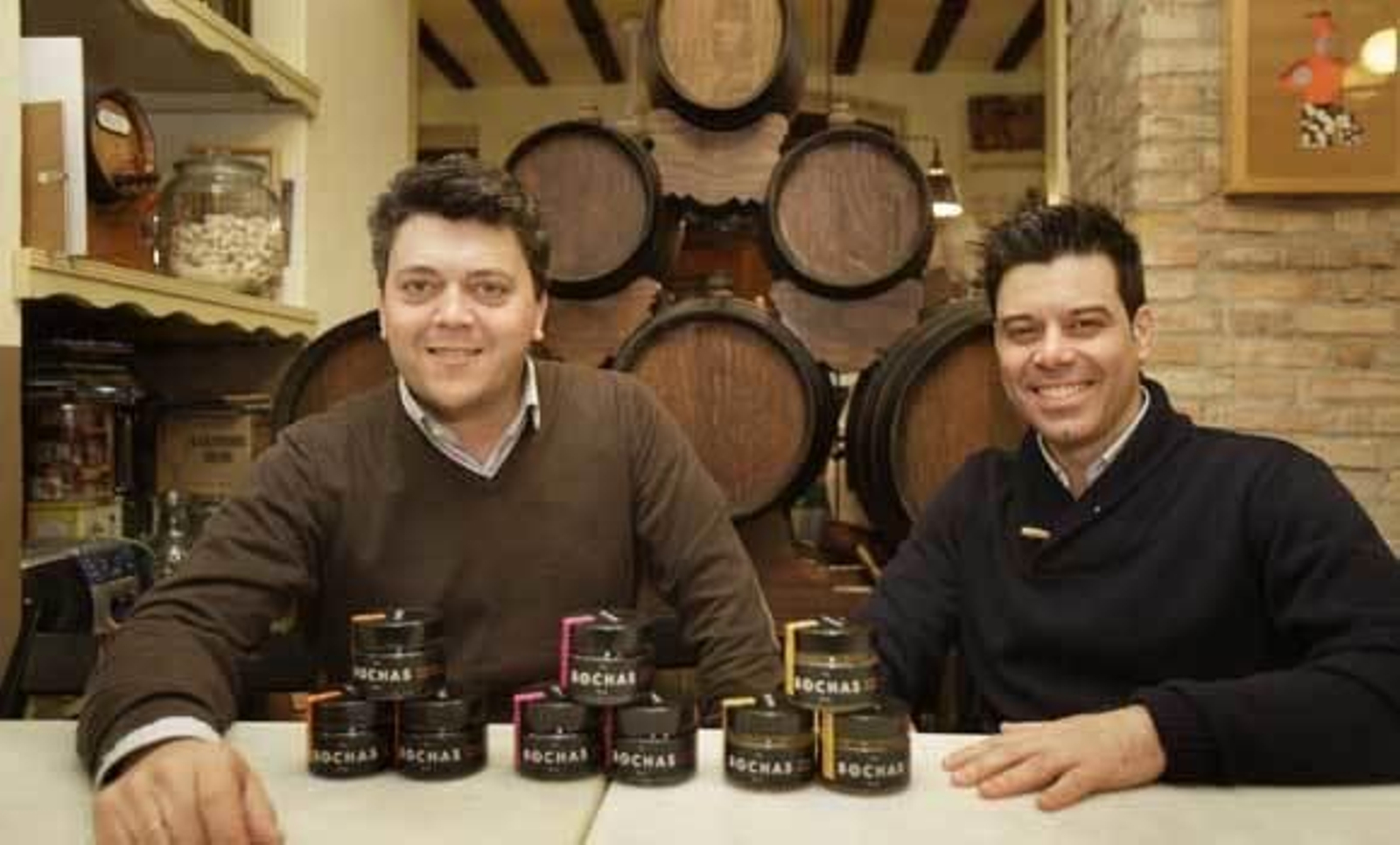 Guillermo Boto junto a su socio en la taberna La Sorpresa. /Fito Carreto