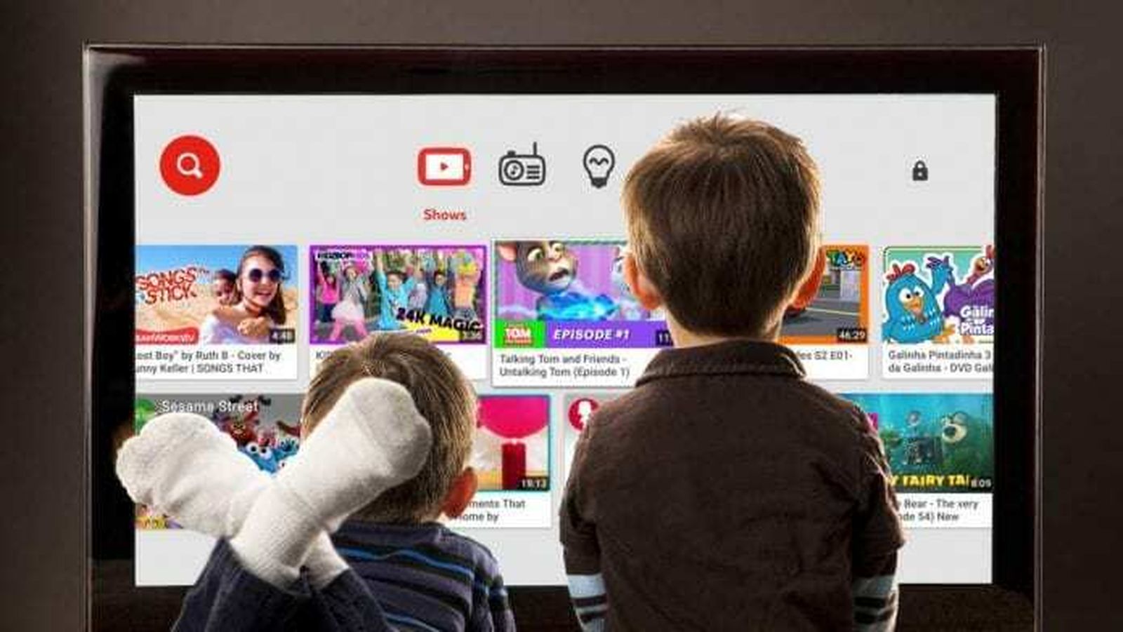 Dos niños ven la interfax de Youtube.
