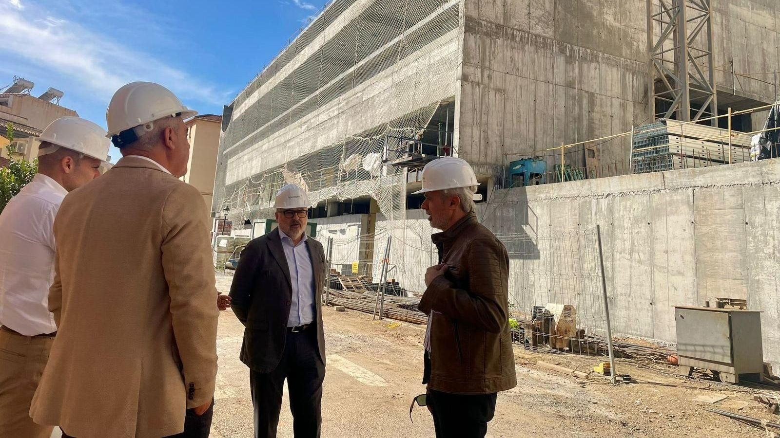 El delegado territorial Luis Recuerda ha visitado junto al alcalde, Raúl Orellana, las obras