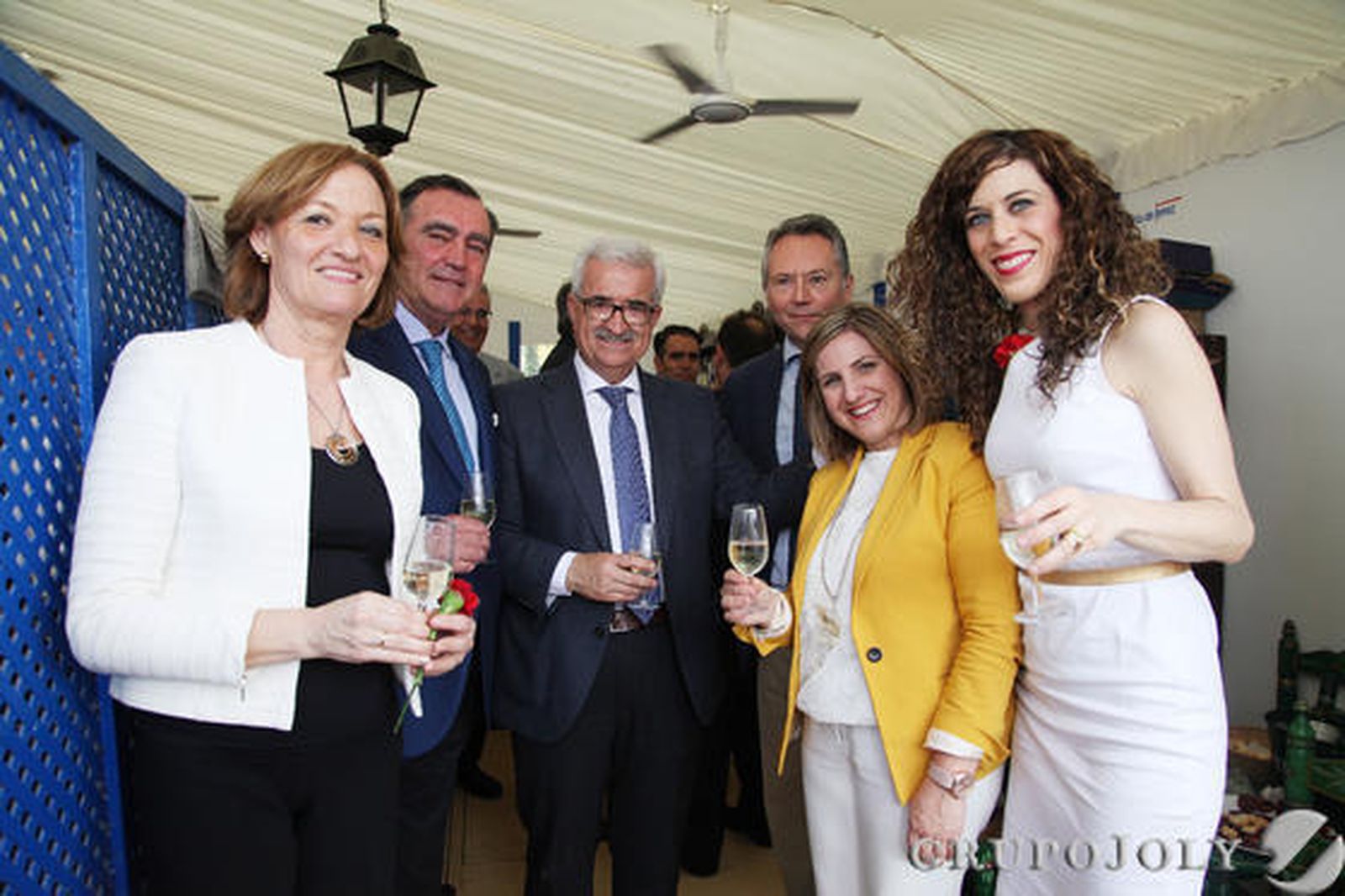a consejera de Agricultura y Pesca, María del Carmen Ortiz Rivas; el presidente del grupo bodeguero Estévez, José Ramón Estévez;  el vicepresidente de la Junta, Manuel Jiménez Barrios; el presidente del Grupo Joly, José Joly;la presidenta de la Diputación, Irene García; y la secretaria local del PSOE, Miriam Alconchel.   Foto: Vanesa Lobo