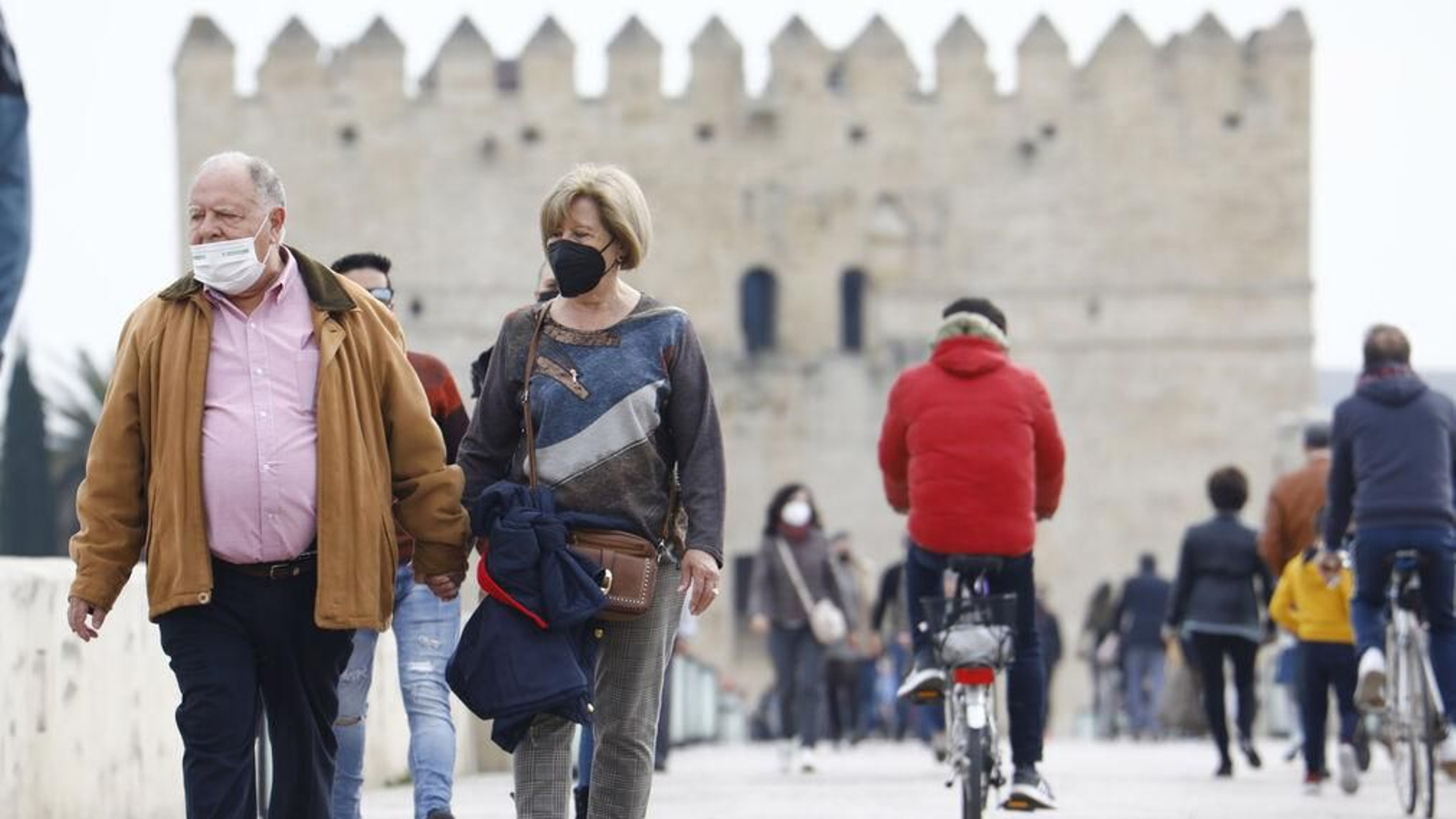 Viandantes en el Puente Romano en Córdoba capital.