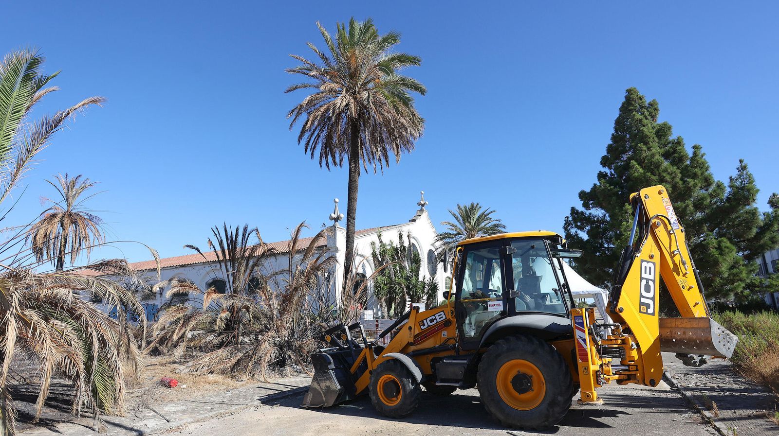 La maquinaria ya está la parcela de las antiguas Bodegas Croft.
