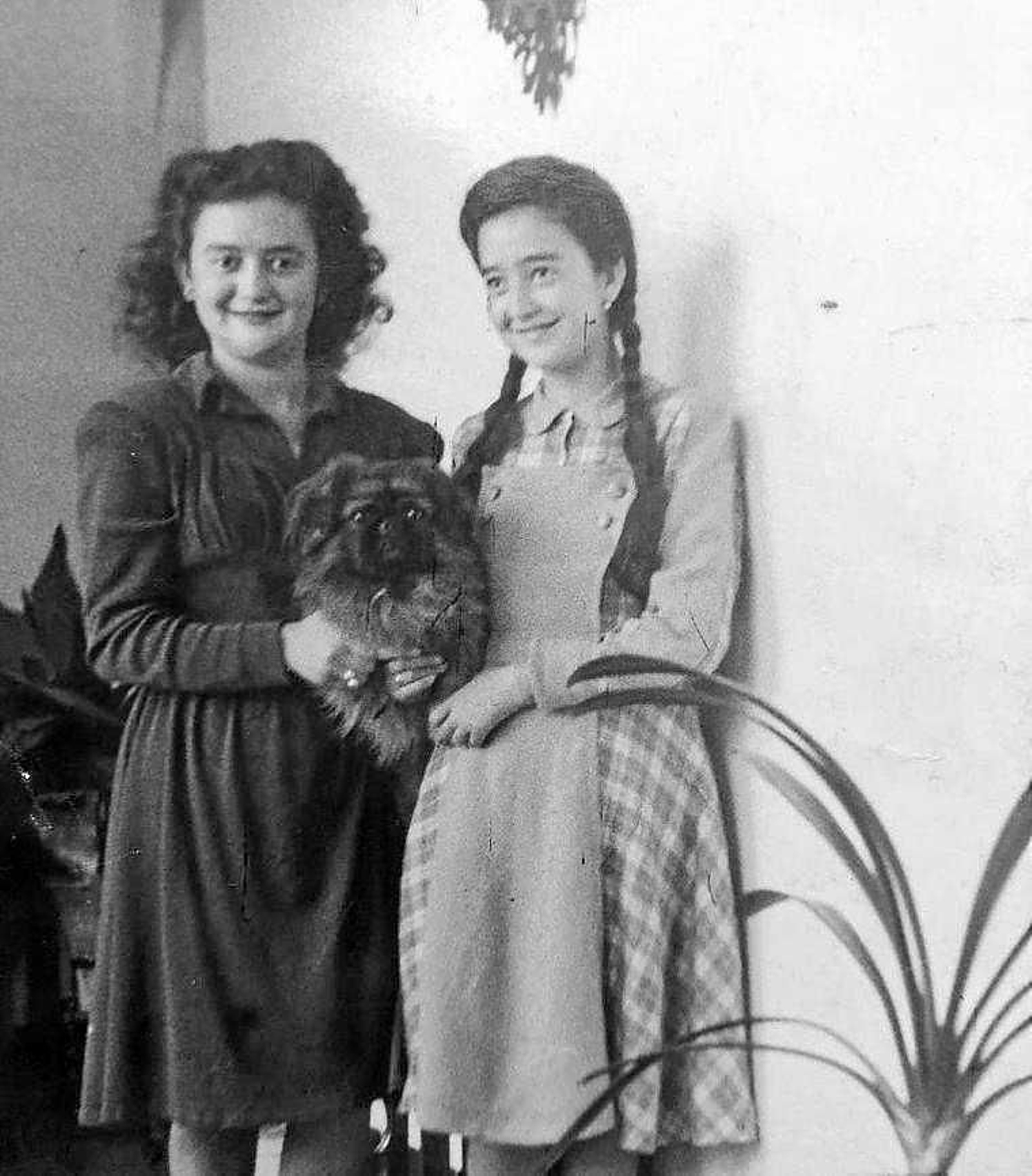 La protagonista del reportaje  con trenzas, junto a su  hermana Elena, en el domicilio familiar de la calle San José.