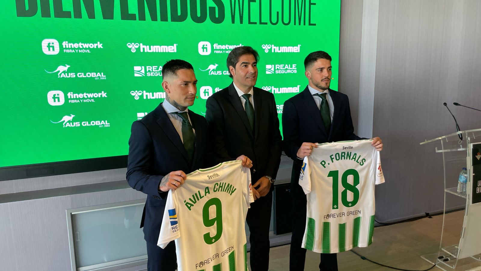 Ángel Haro posa junto al Chimy y Pablo Fornals.