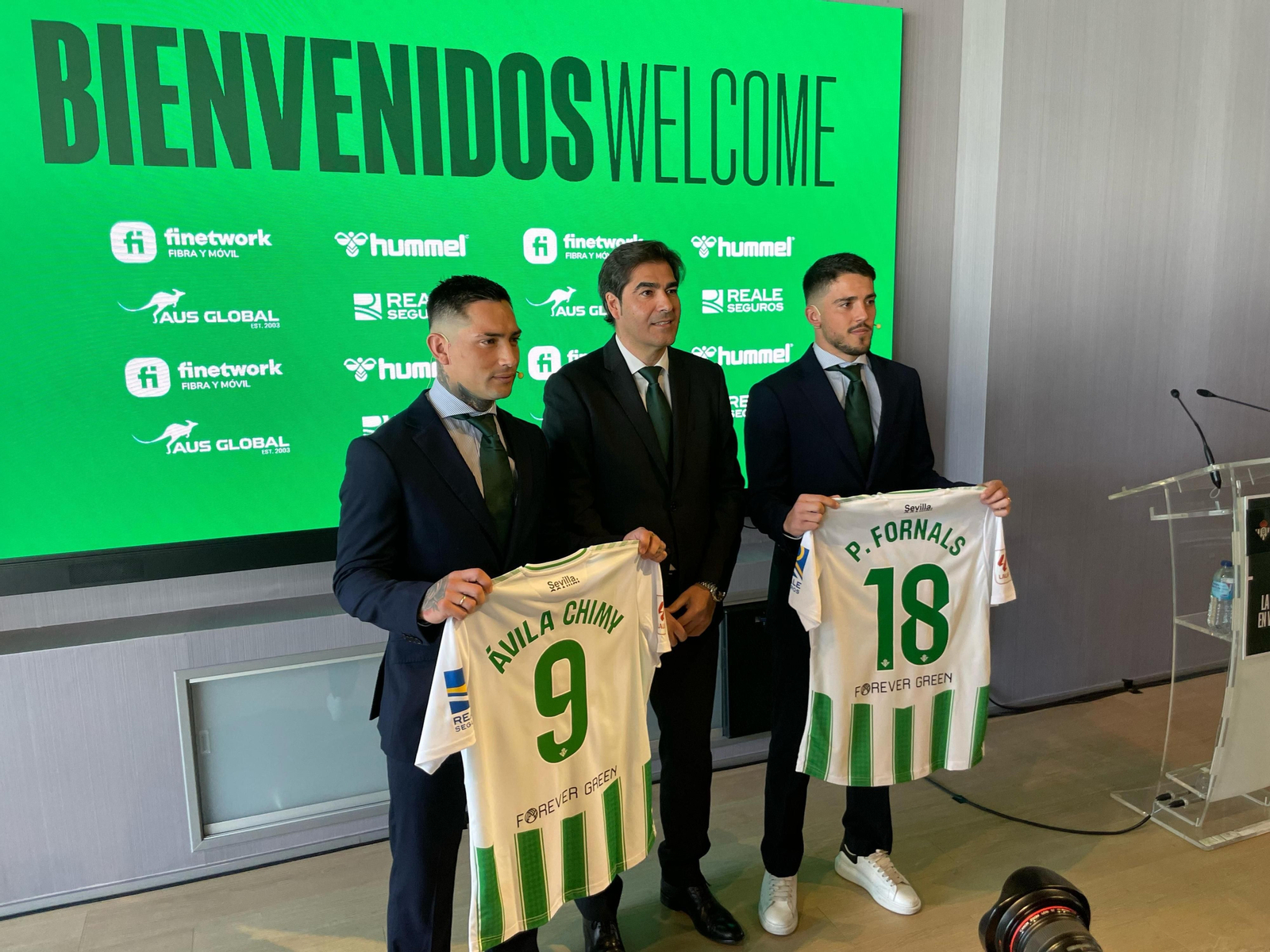 Ángel Haro posa junto al Chimy y Pablo Fornals.