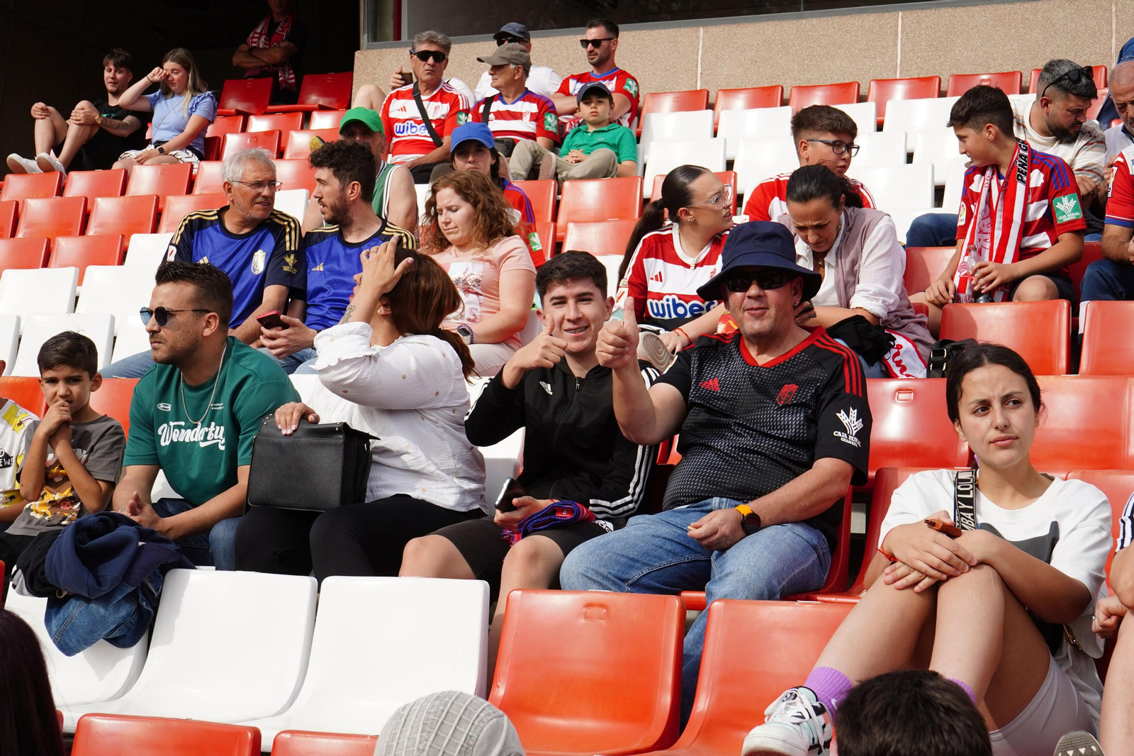 Encuéntrate en la grada de Los Cármenes en el Granada-Celta de Vigo