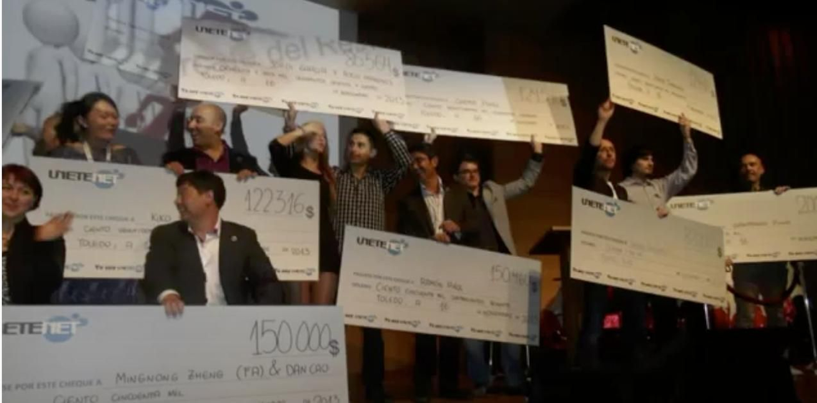 "Futuros millonarios" muestran el cheque recibido en un evento de 2013