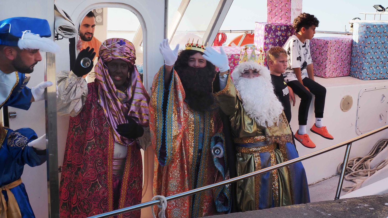 Los Reyes Magos llegan a Isla Cristina en barco