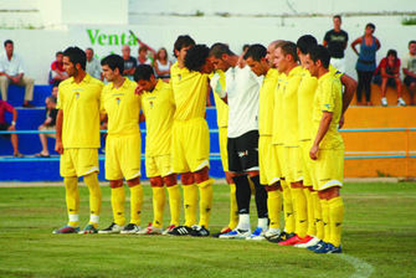 Kiko Casilla guarda el minuto de silencio junto a sus compañeros antes del partido del Pérez Ureba.