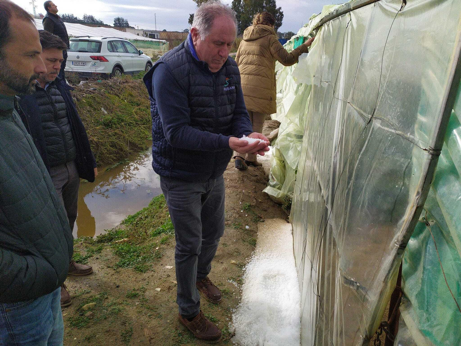 El alcalde de Sanlúcar y representantes del sector agrario, este miércoles en la zona afectada por el granizo.