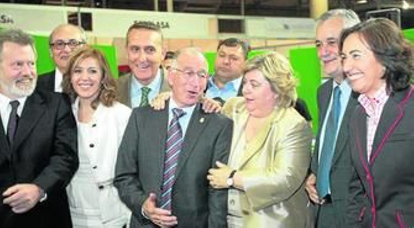 Rosa Aguilar, José Antonio Griñán, Clara Aguilera, Gabriel Amat, Miguel López muestran complicidad en el día inaugural de la feria.