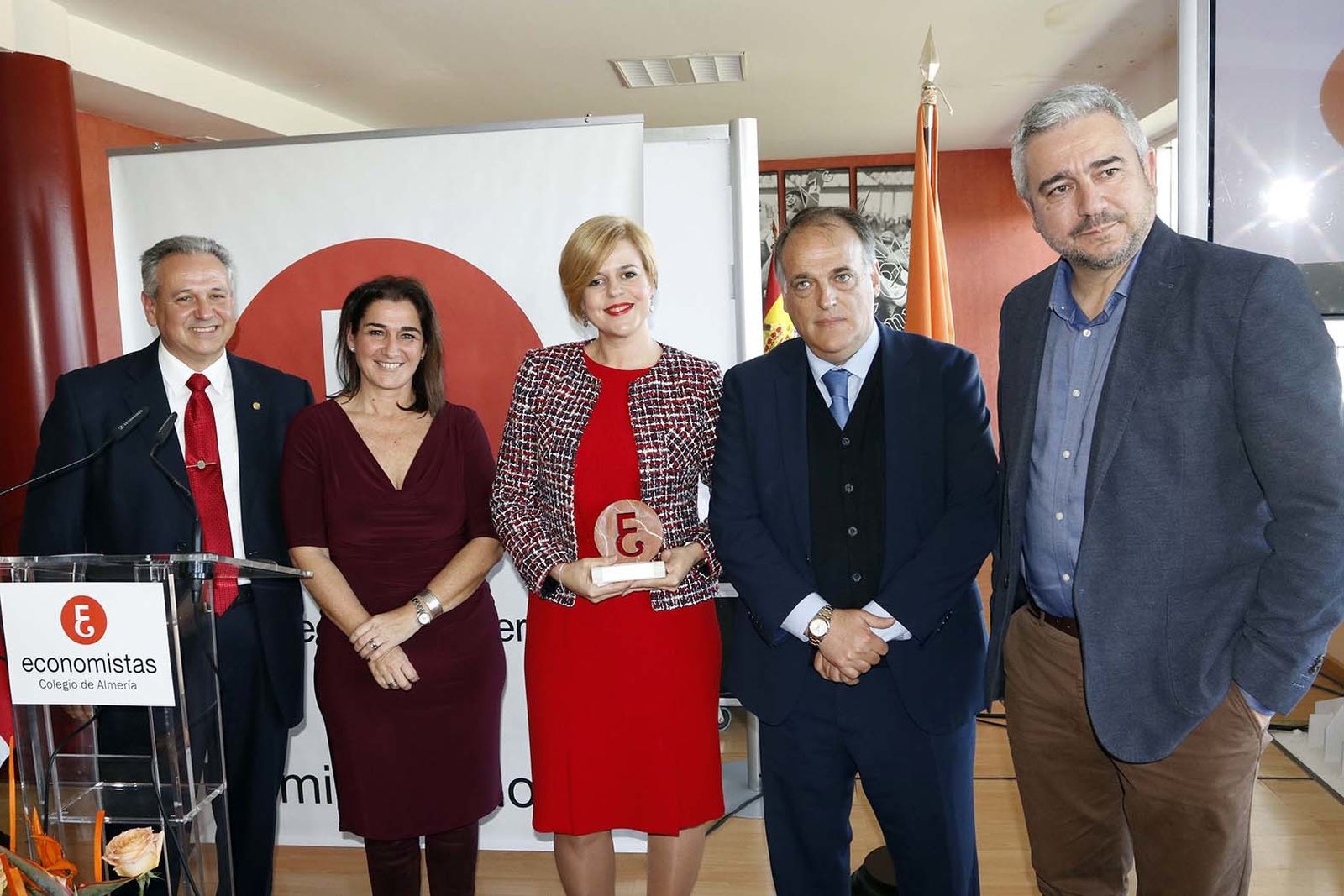 En el centro, Isabel Pérez, gerente de RealTrack Systems, junto a Javier Tebas.