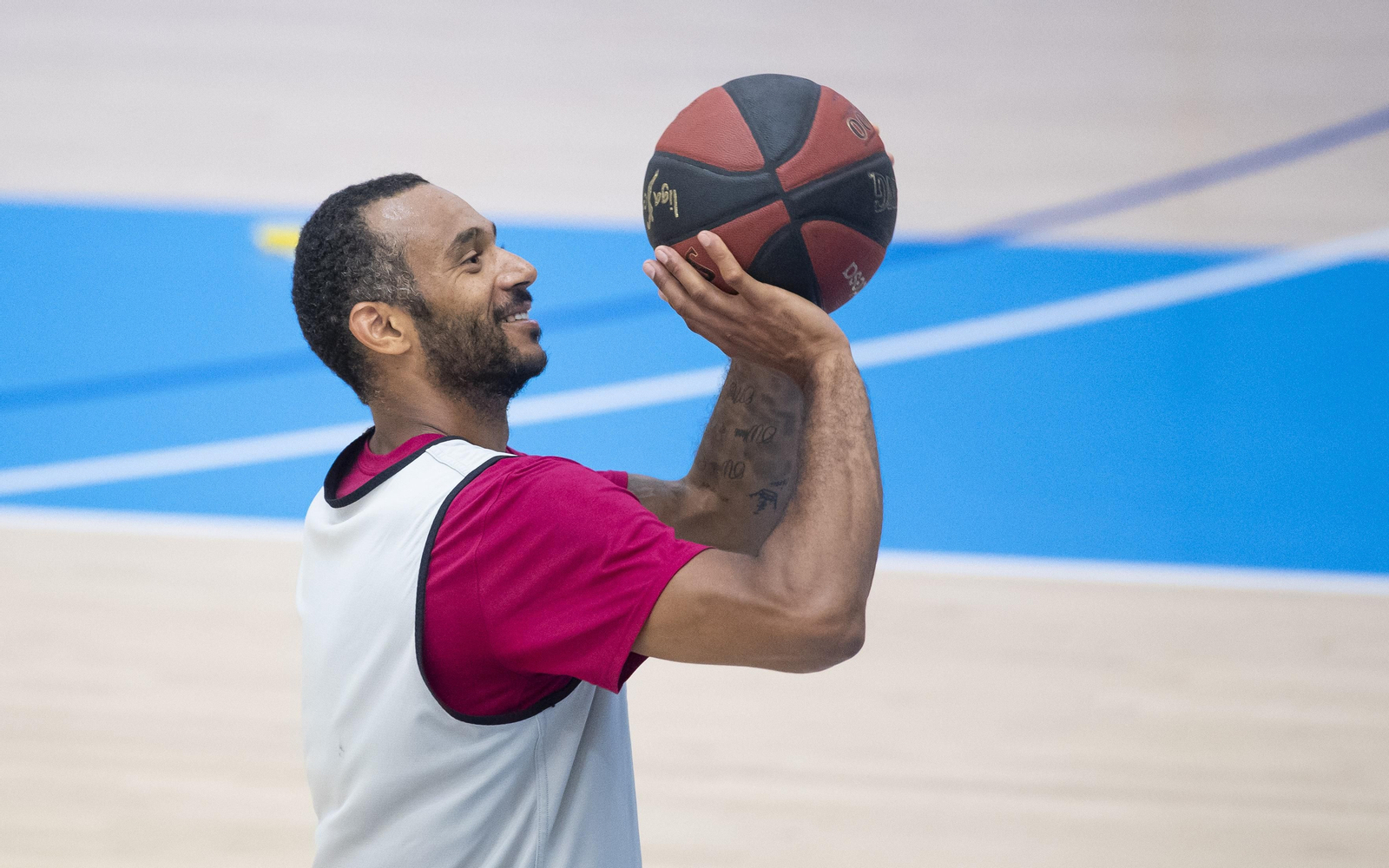 Adam Hanga lanza a canasta en un entrenamiento.