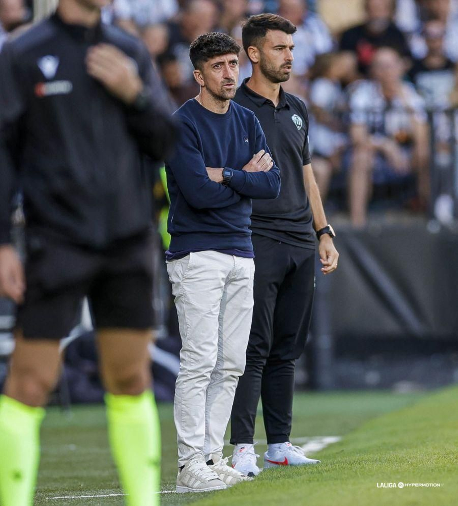 Pablo Hernández observa desde la banda junto a uno de sus ayudantes el juego de su equipo en un partido de este curso.