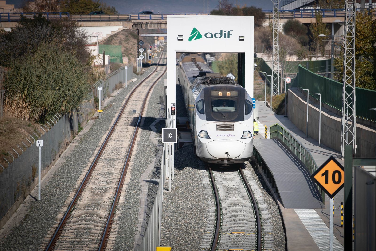 Todas las imágenes del estreno del intercambiador de vía clave en la conexión entre Granada y Madrid