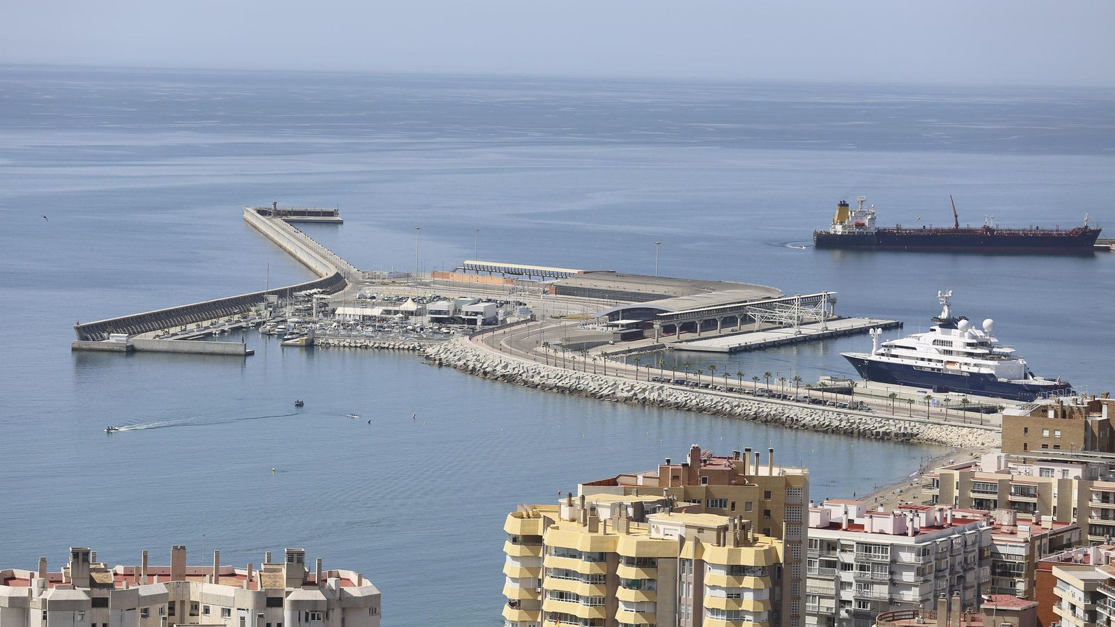Vista del puerto de Málaga desde el mirador de Gibralfaro.